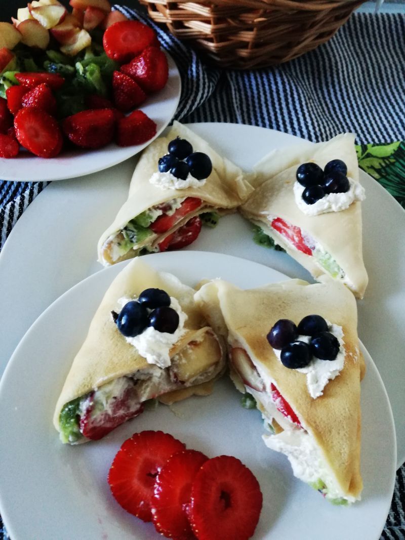 Domowe naleśniki ze śmietaną i owocami