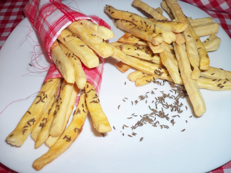 Domowe paluszki z kminkiem