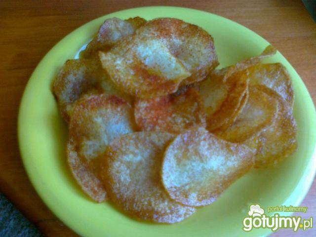 Domowe paprykowe chipsy z młodych ziem.