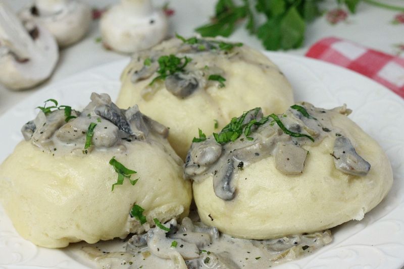 Domowe pyzy z sosem pieczarkowym 