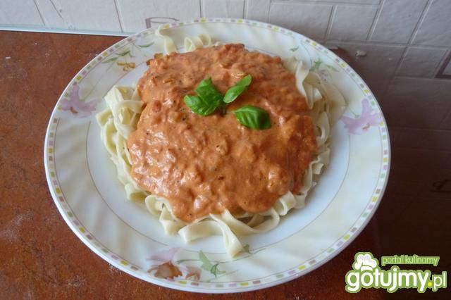 Domowe tagliatelle z pomidorami i...