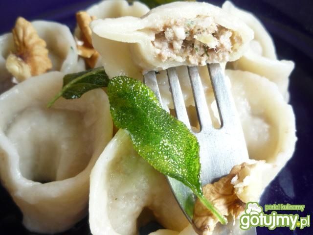 Domowe tortellini z mięsem i orzechami