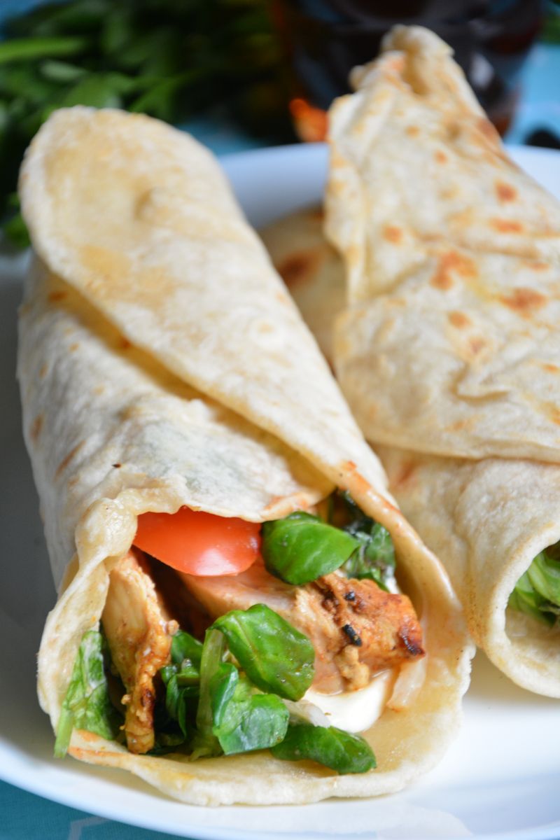 Domowe tortille  kurczakiem i warzywami 