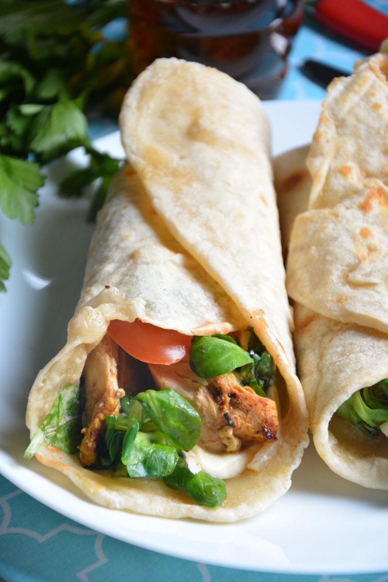 Domowe tortille  kurczakiem i warzywami 