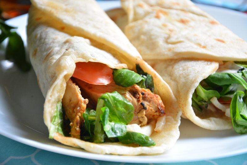 Domowe tortille  kurczakiem i warzywami 