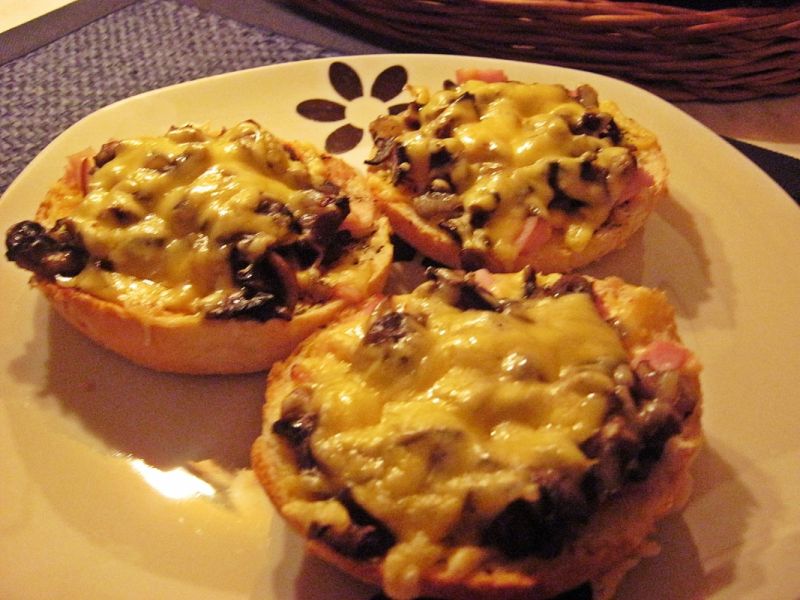 Domowe zapiekanki (na bułkach)