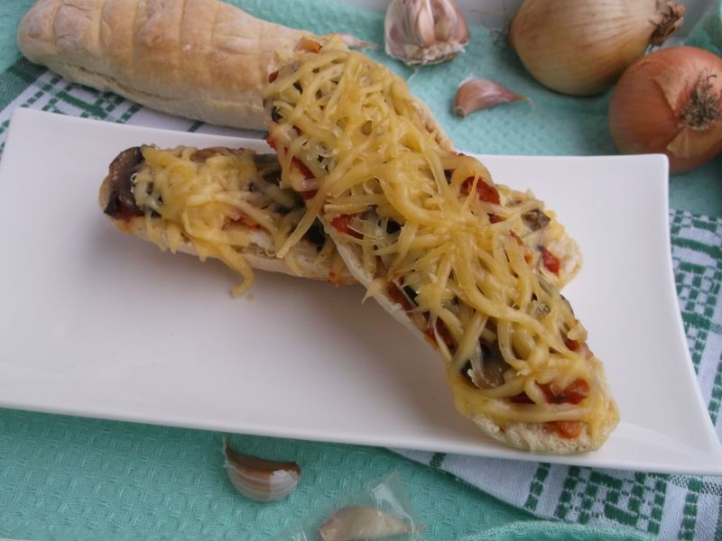Domowe zapiekanki z pieczarkami Domowe zapiekanki z pieczarkami