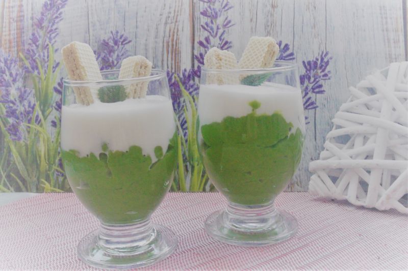 Domowy budyń szpinakowy z dodatkami 