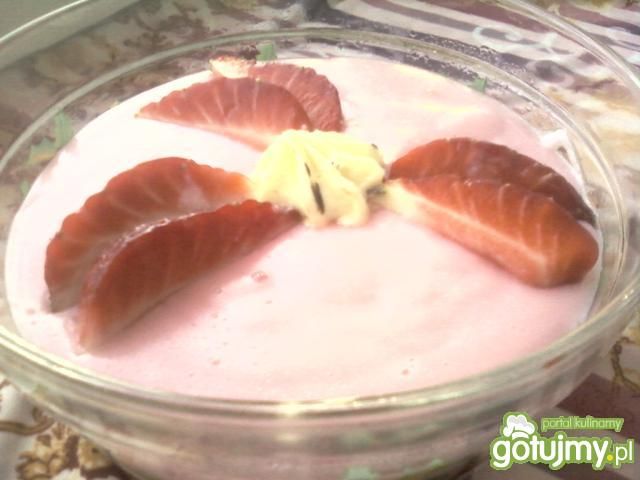 Domowy budyń truskawkowy