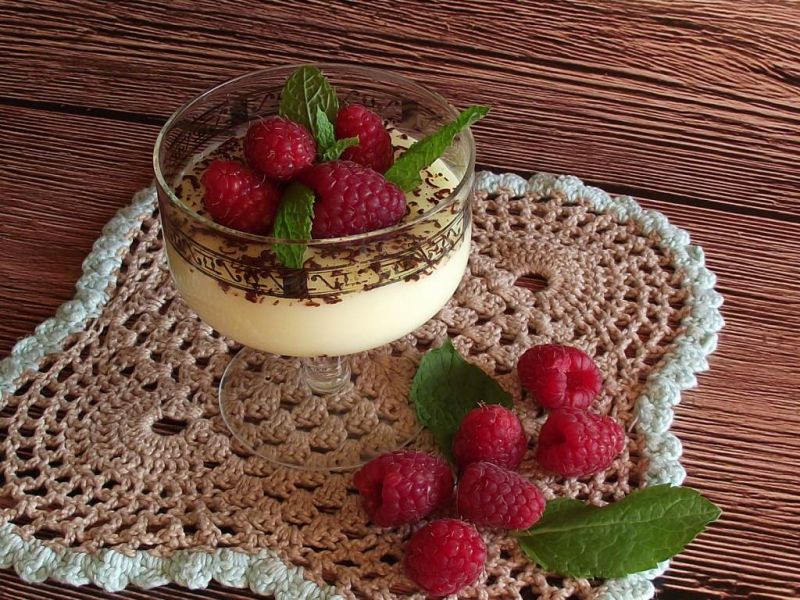 Domowy budyń waniliowy z malinami i czekoladą