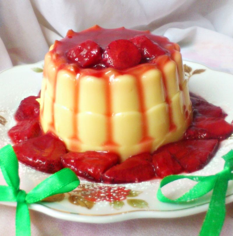 Domowy budyń waniliowy z sosem truskawkowym 