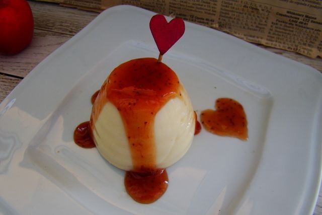 Domowy budyń z dżemem truskawkowym 