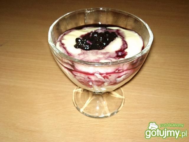 Domowy budyń z jagodami  Domowy budyń z jagodami