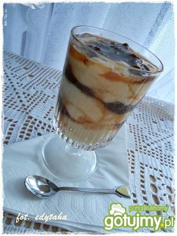 Domowy budyń z malinową konfiturą