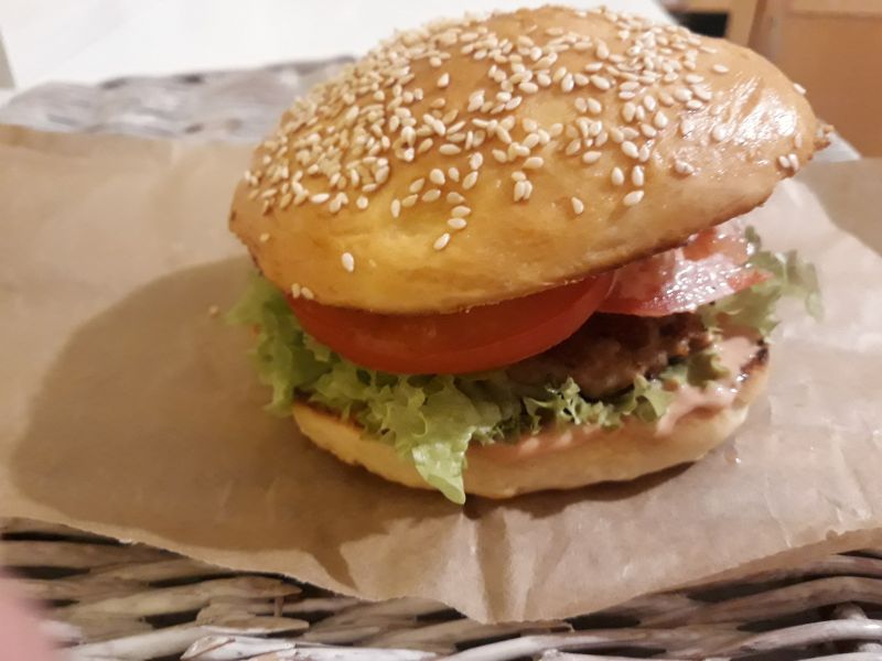 Domowy burger wieprzowy