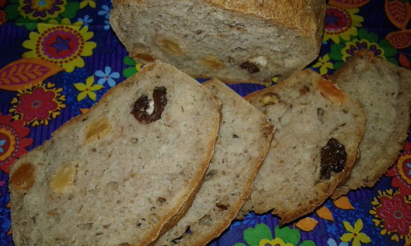 Domowy chlebek z bakaliami