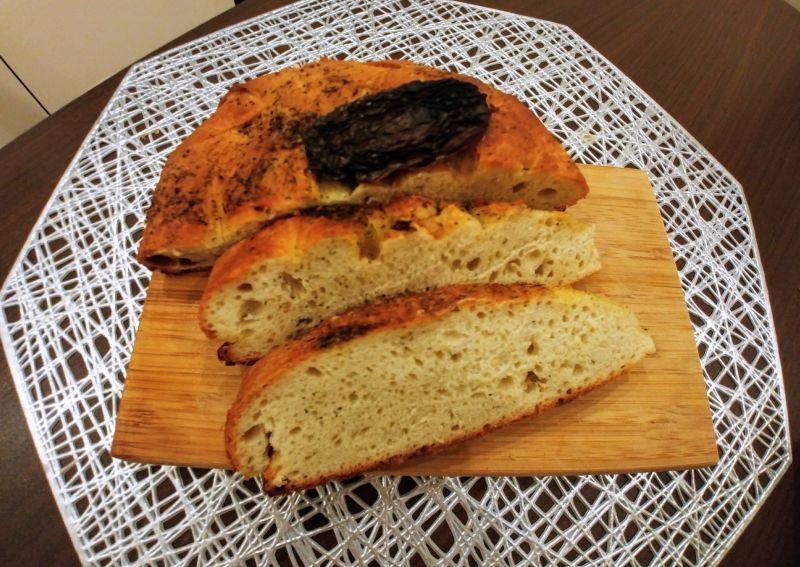 Domowy chlebek z suszonymi pomidorami i ziołami