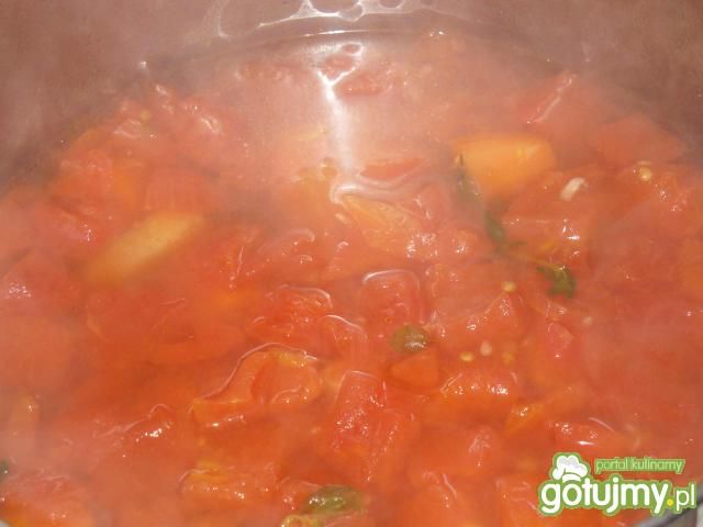 Domowy gorący kubek pomidorowo ziołowy
