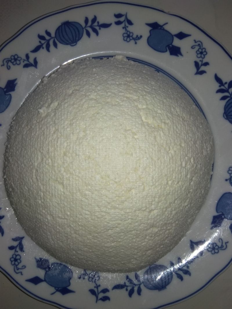 Domowy kozi twaróg z grzybkiem tybetańskim. Domowy kozi twaróg z grzybkiem tybetańskim.