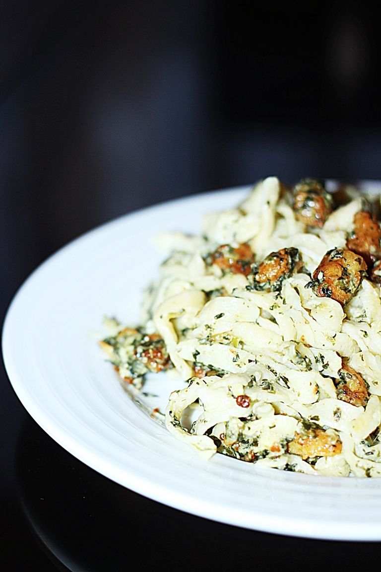 Domowy makaron dwujajeczny ze szpinakiem i kurczak