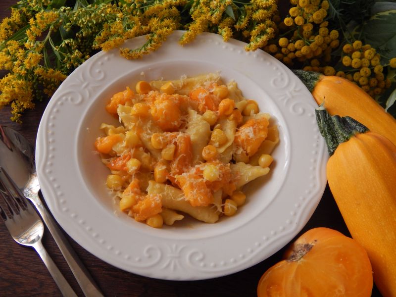 Domowy makaron garganelli z pomidorami i cukinią Domowy makaron garganelli z pomidorami i cukinią