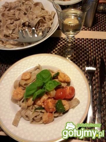 Domowy makaron orkiszowy z krewetkami