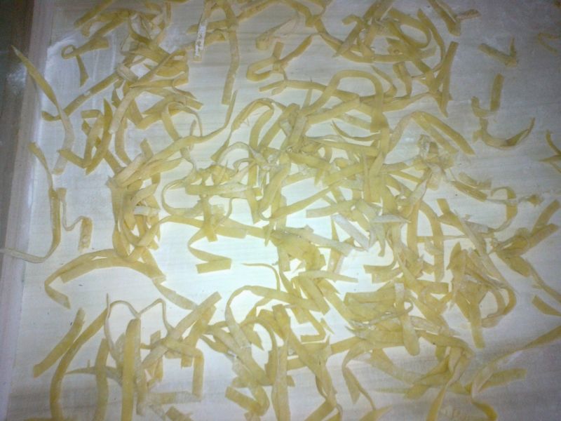 Domowy makaron robiony w maszynce do makaronu