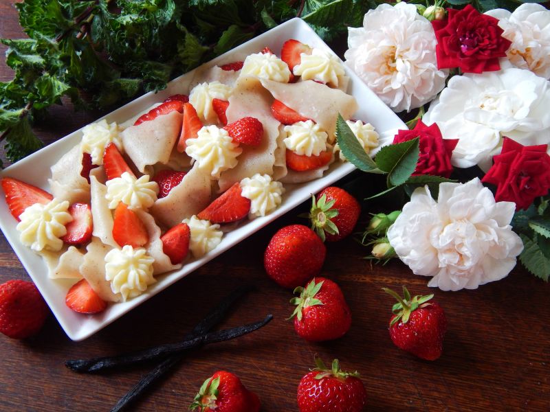 Domowy makaron waniliowy z truskawkami