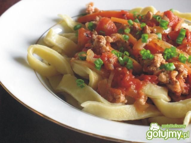Domowy makaron wstążki z sosem ala bolog