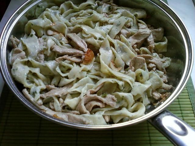 Domowy makaron wstążki z wieprzowiną Domowy makaron wstążki z wieprzowiną