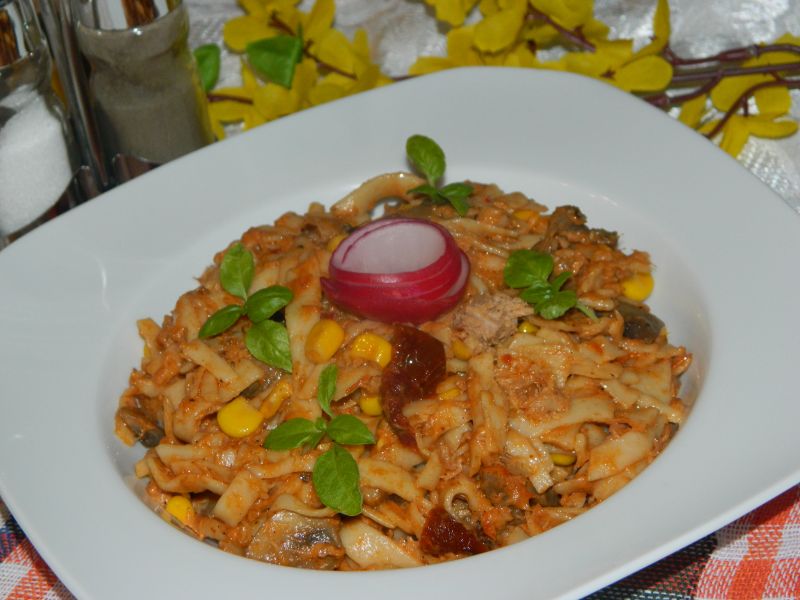 Domowy makaron z tuńczykiem i suszonymi pomidorami