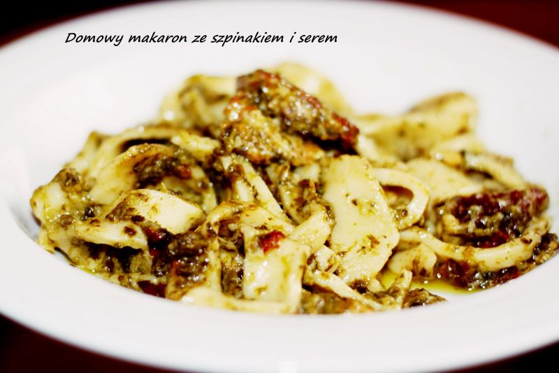 Domowy makaron ze szpinakiem