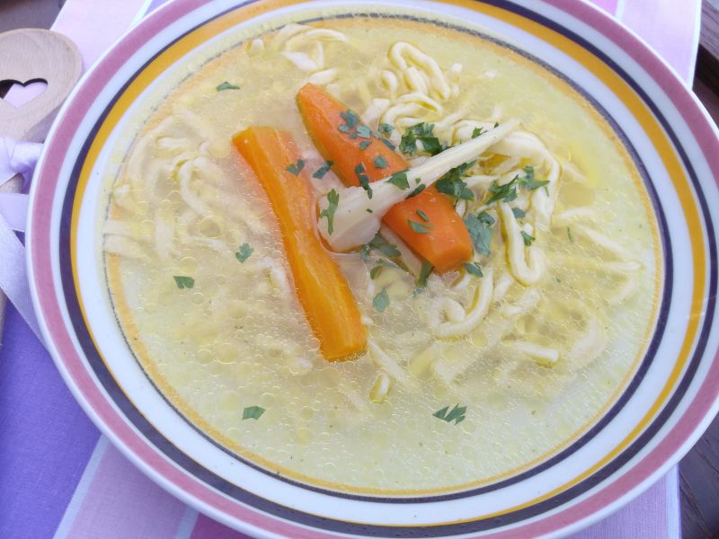 Domowy rosół z domowym makaronem