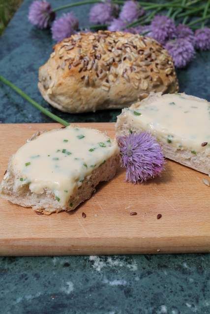 Domowy serek topiony za szczypiorkiem Domowy serek topiony za szczypiorkiem