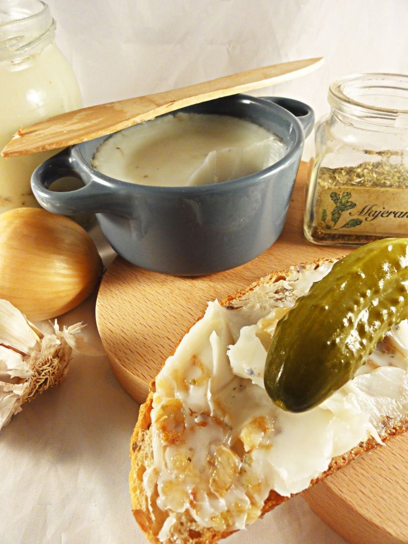 Domowy smalec z cebulką i skwareczkami Domowy smalec z cebulką i skwareczkami