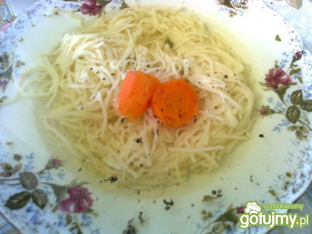 Domowy wołowy rosół z makaronem