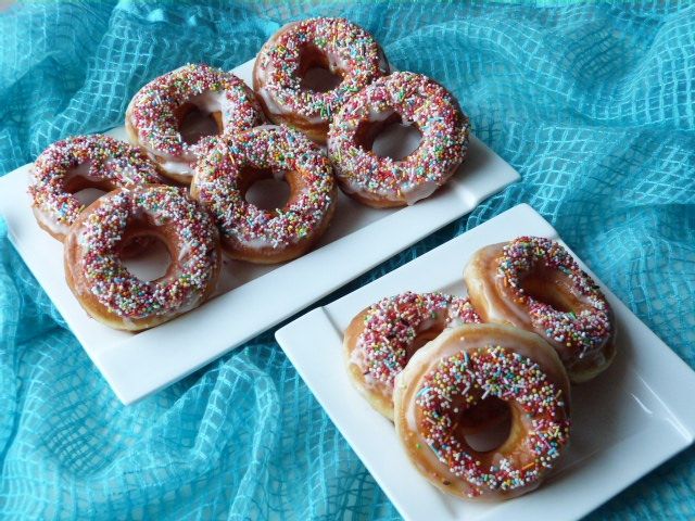 Donaty z lukrem i kolorową posypką