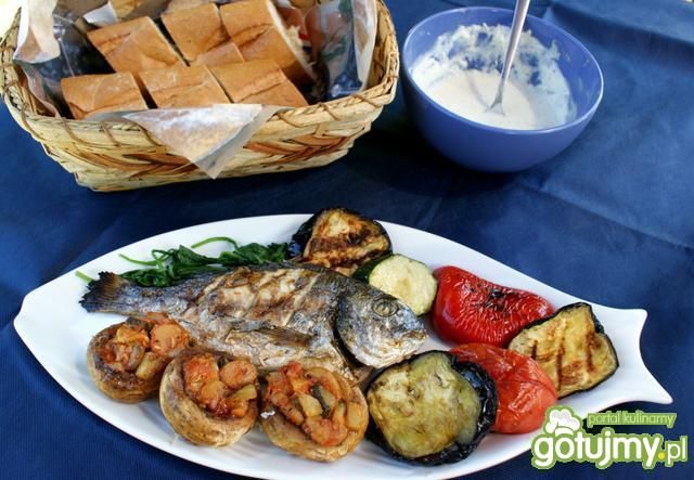 Dorada, pieczarki i warzywa z grilla Dorada, pieczarki i warzywa z grilla
