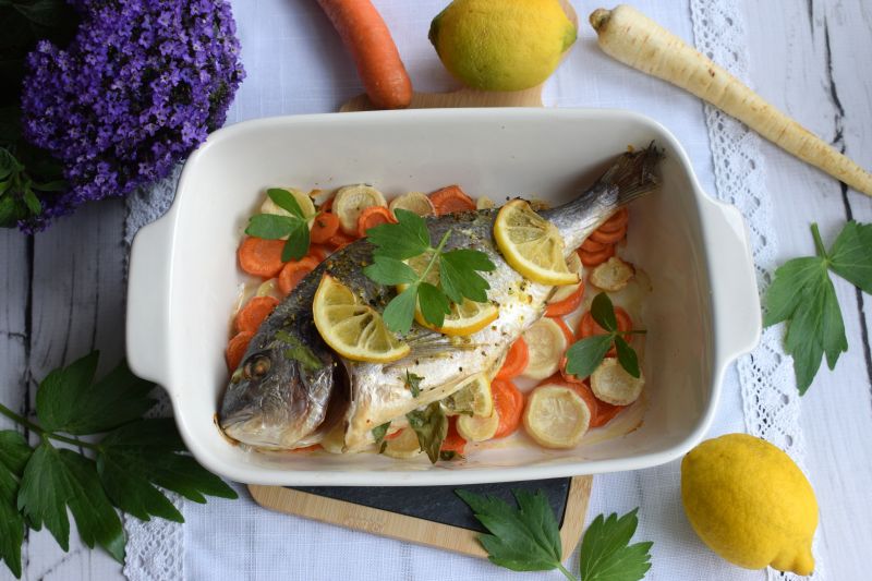 Dorada pieczona na warzywach