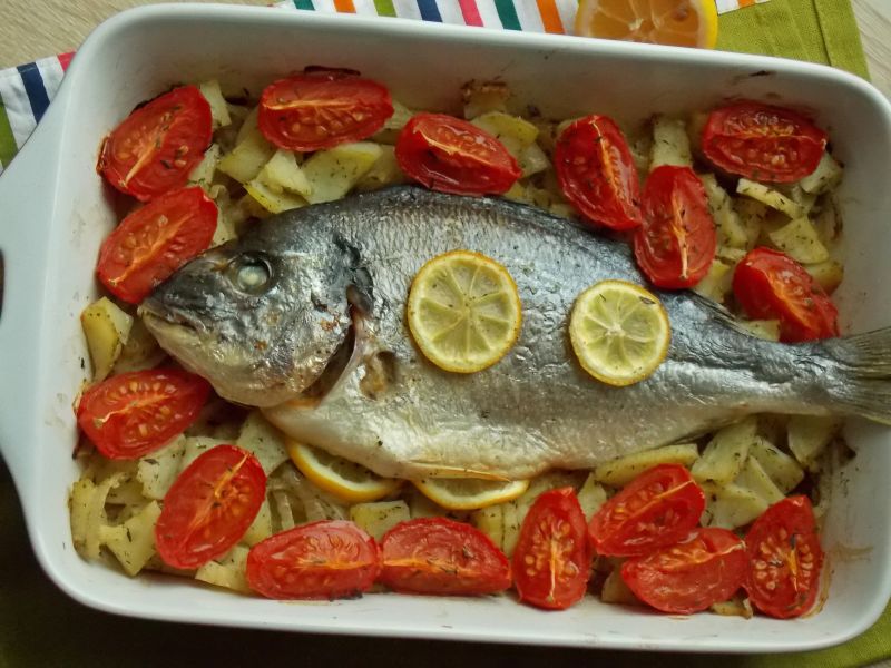 Dorada pieczona z warzywami