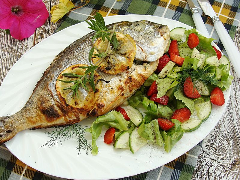 Dorada  z grilla z sałatką z truskawek