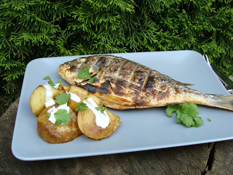 Dorada z grilla z ziemniakami po indyjsku