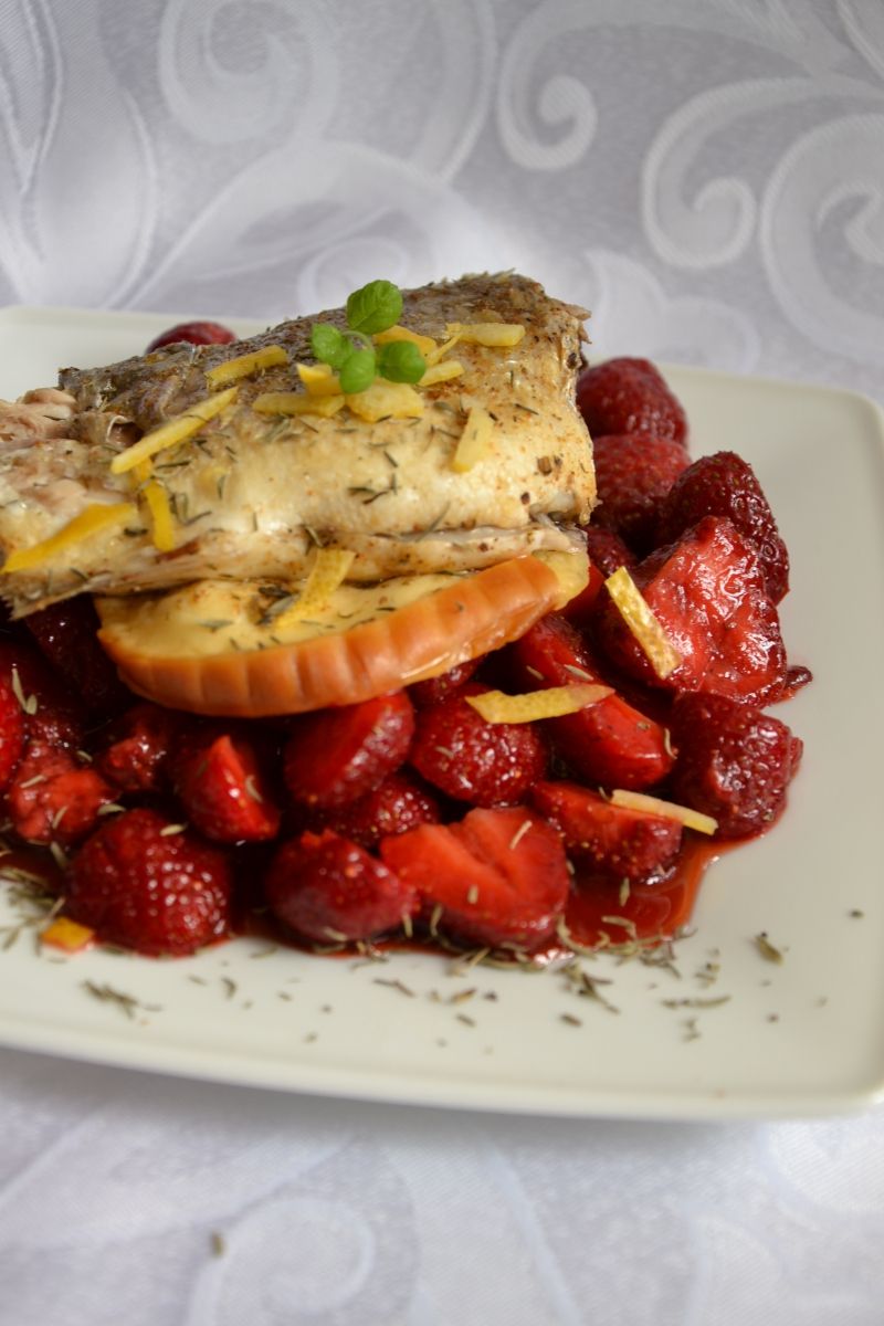 Dorada z truskawkową salsą Dorada z truskawkową salsą