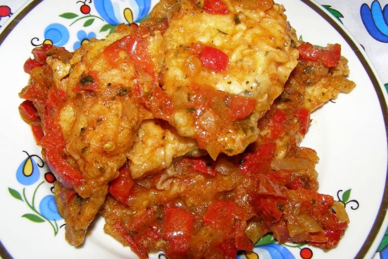 Dorsz czarny w sosie pomidorowo-paprykowym