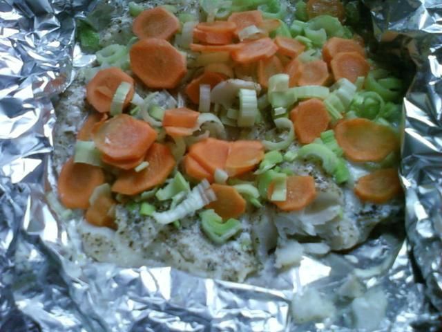 Dorsz pieczony w folii z warzywami