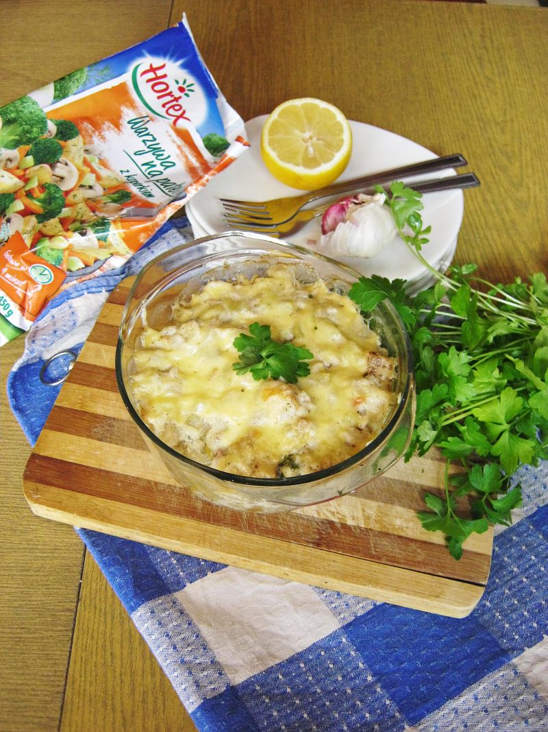 Dorsz pieczony ze śmietaną i warzywami 