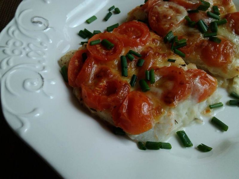 Dorsz pod mozzarellą z pomidorkami koktajlowymi 