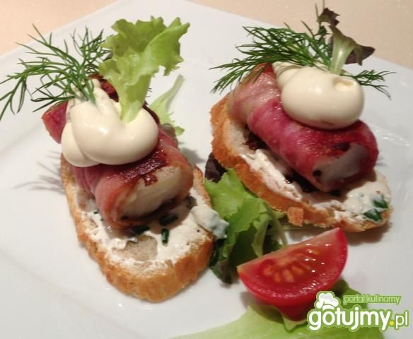 Dorsz w boczku na delikatnej pierzynce. Dorsz w boczku na delikatnej pierzynce.