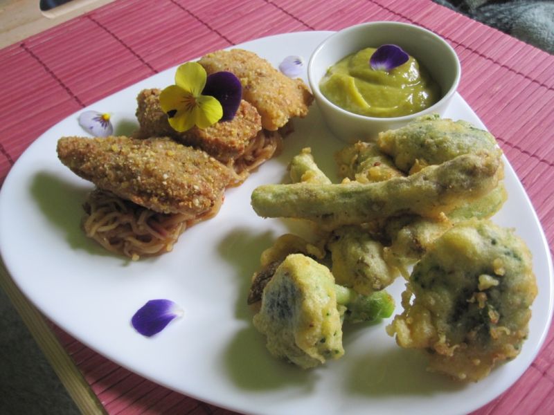 Dorsz w chrupiącej panierce na pikantnym makaronie