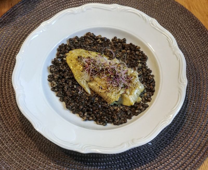 Dorsz w mleku kokosowym na czarnej soczewicy Dorsz w mleku kokosowym na czarnej soczewicy